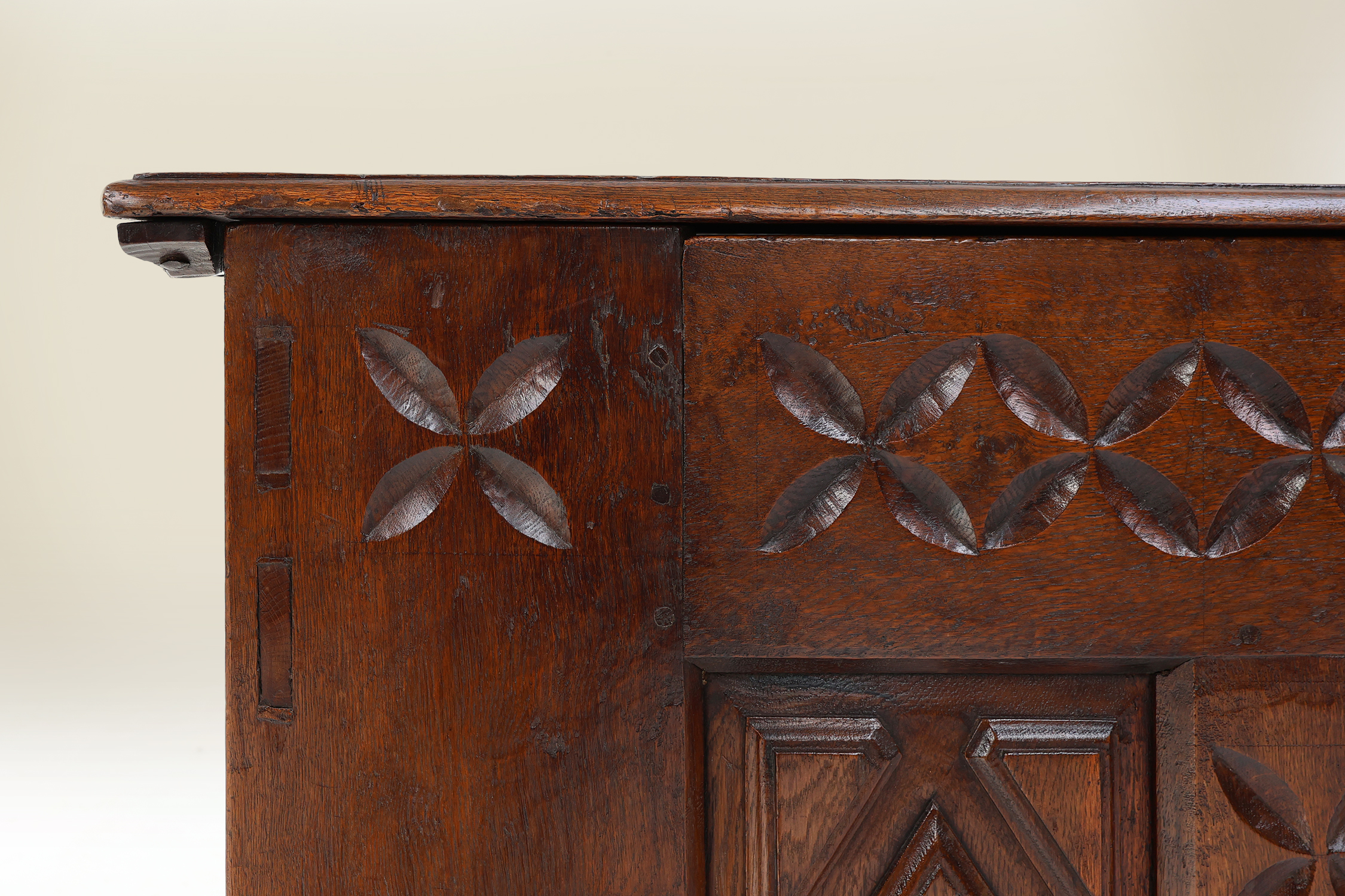 Large hand-carved 16th Century Bridal Chest in oak, Francethumbnail